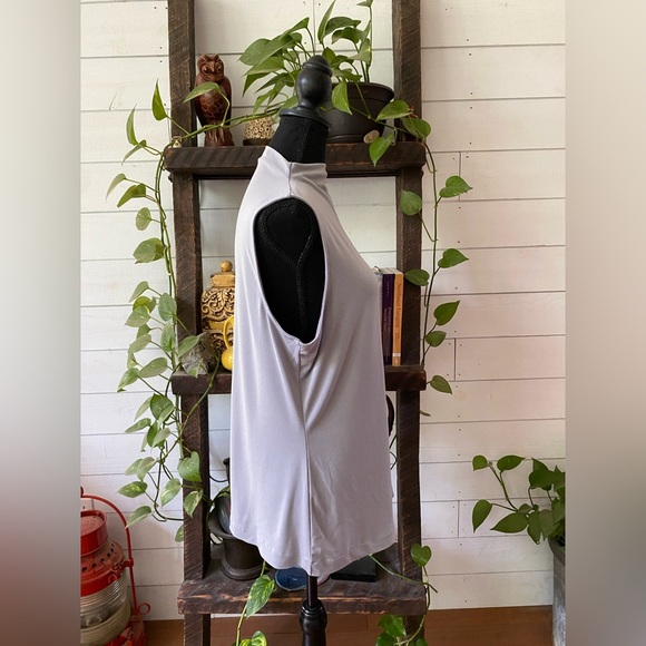 Tahari: Chic Sleeveless Gray Sleeveless Blouse - Picture 17 of 17